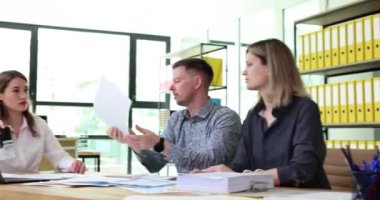 Yönetici ekipte ve belgeye pul yapıştırıyor. İş toplantısı ve evrak işleri