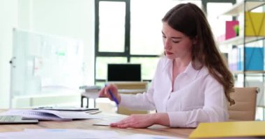 Ciddi başarılı bir iş kadını iş sözleşmesi imzalıyor. İş kadını kredi sözleşmesi imzalıyor