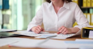 Kadın elleri yumruklara sıkışıyor ve iş evrakları masaüstünde. Öfke sorunları ekonomik kriz ve finansal çöküş iflas kavramı