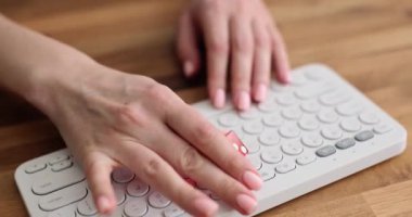 Klavyede kırmızı zarlar var. Bilgisayar klavyesinde çevrimiçi çalmak için zar oyunu