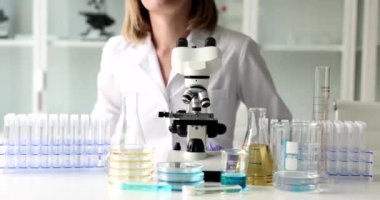 Bilimadamı her gün laboratuarda çalışır. Laboratuvar çalışmalarının tamamlanması