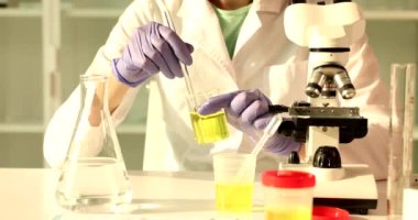 İdrar örneği tıbbi analiz uzmanı deney kabında analiz yapıyor. İdrar tahlili ve idrar tahlili için idrar örneği.