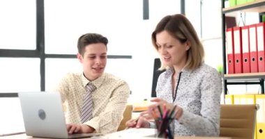 Meslektaşlar dizüstü bilgisayarla online proje üzerinde birlikte çalışmayı tartışıyorlar. Seo Hoca, öğrencilere kurumsal uygulamalarda yardım ediyor, ekrana bakıyor.