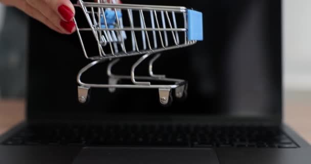 人们把购物车放在笔记本电脑上 互联网上的在线世界购物 — 图库视频影像