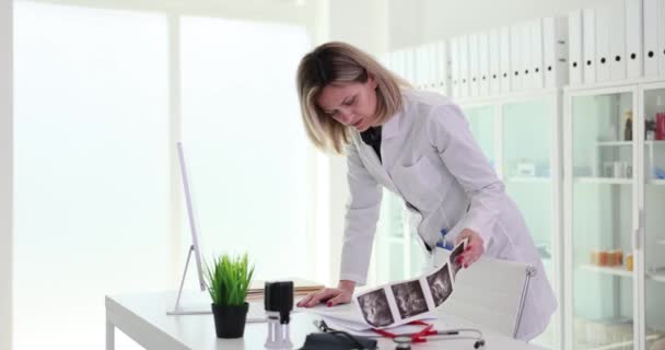 Doktor Elleri Klinikte Ultrason Taramasını Tutar Inceler Organların Ultrasonu — Stok video