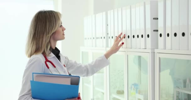 Administrator Klinik Medis Menemukan Folder Kartu Pasien Yang Diperlukan Dalam — Stok Video