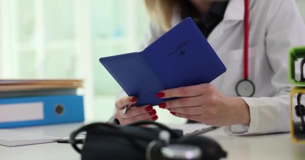 Paspoortgegevens Van Patiënt Registratie Van Ziekteverzekering Arts Vult Medische Voorgeschiedenis — Stockvideo