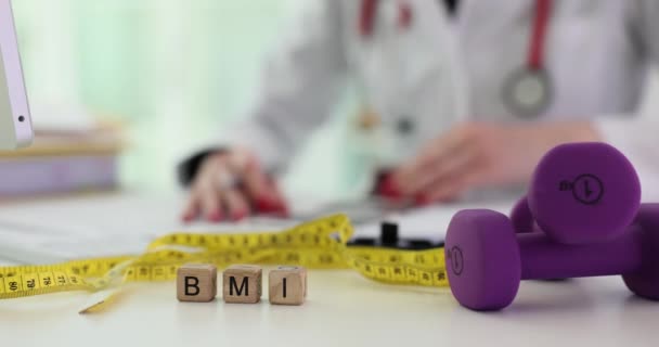 木块和医生用哑铃测量带和字Bmi 健康营养 体育和人类健康 — 图库视频影像