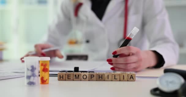 Гемофилия Текст Врач Выписывает Лечение Рецепт Таблетки Увеличение Кровотечения Лечение — стоковое видео