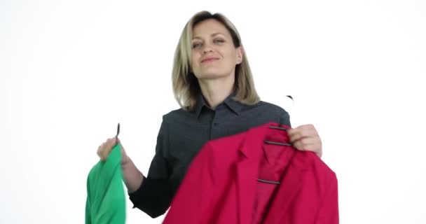 Genç Bir Kadın Ofiste Giyeceğine Karar Verir Ceket Renk Seçimi — Stok video