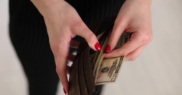 女人从钱包里掏出一只手 数着美国钞票 支出的财务控制 — 图库视频影像