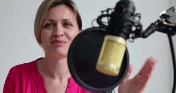 Mulher Bonita Jovem Fala Microfone Local Trabalho Conceito Host Rádio — Vídeo de Stock