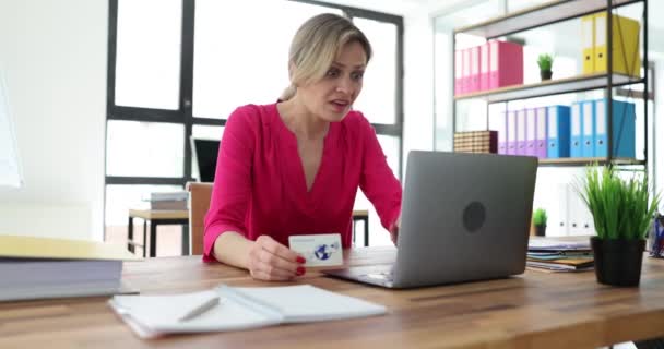 沮丧的女人坐在笔记本电脑前 拿着信用卡 网上付款错误 — 图库视频影像
