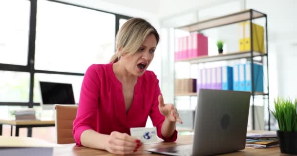 对网上付款下降感到愤怒的困惑女性顾客 经理在网上付款或负债方面有问题 — 图库视频影像