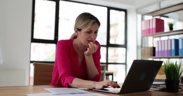 Mulher Preocupada Usando Laptop Fica Nervosa Carrega Unhas Menina Ansiosa — Vídeo de Stock
