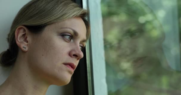 외로운 여자는 창밖을 내다본다 감정적 스트레스 우울증 — 비디오