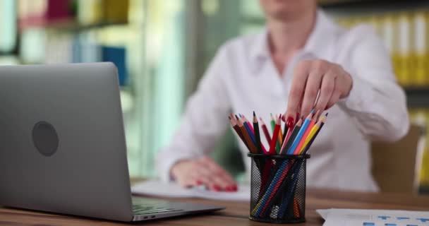 女性はオフィスの文書で色鉛筆やメモを取ります 事業報告書の誤りの訂正 — ストック動画
