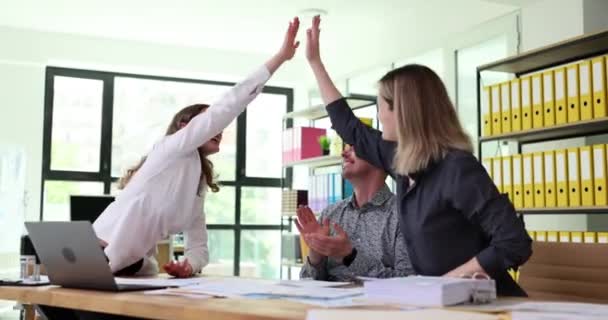 Compañeros Felices Dando Cinco Reunión Informativa Celebrando Éxito Del Trabajo — Vídeos de Stock