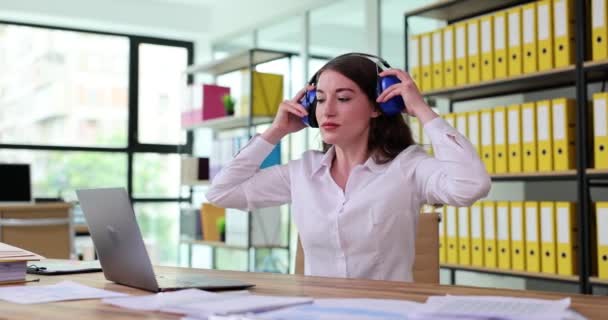Frau Setzt Kopfhörer Auf Und Arbeitet Büro Laptop Kopfhörer Mit — Stockvideo