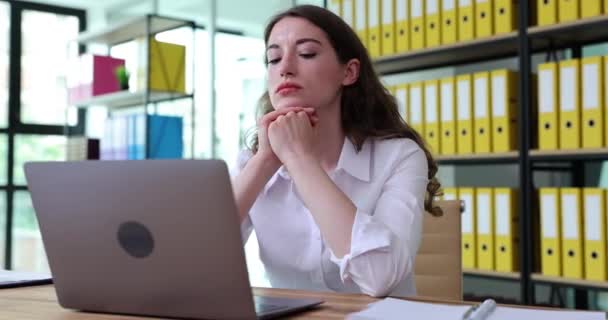 Mujer Preocupada Desconcertada Mirando Computadora Portátil Oficina Sintiéndose Estresada Mujer — Vídeos de Stock