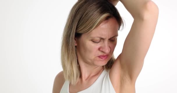 Портрет Женщины Нюхающей Подмышки Испытывающей Отвращение Запаху Плохой Запах Болезни — стоковое видео