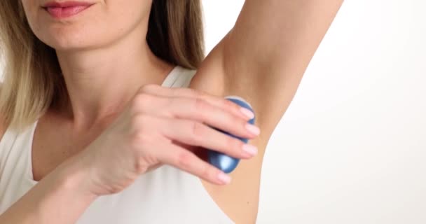 Zbliżenie Kobiety Stosującej Dezodorant Pachę Higiena Kobieca — Wideo stockowe