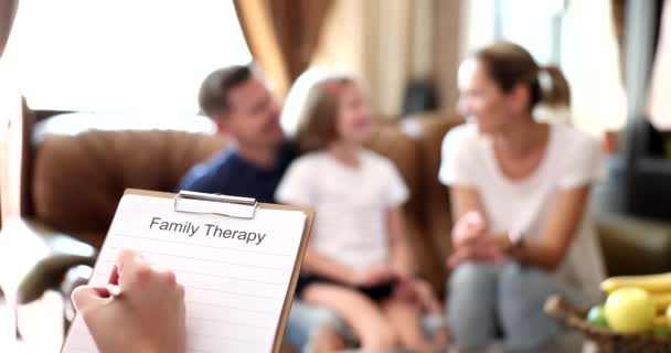 心理学者はノートを作成し 家族関係を分析します 心理学者のレセプションで娘と両親 — ストック動画