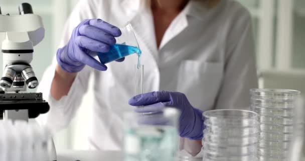 医学または科学研究所の研究者は青い液体でテストを行う 毒性スクリーニング法および毒性技術的液体 — ストック動画