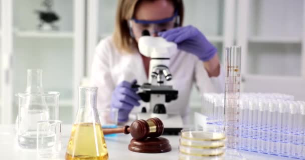 Soudní Lékař Podívá Mikroskopu Prozkoumá Důkazy Místa Činu Nezávislé Soudní — Stock video