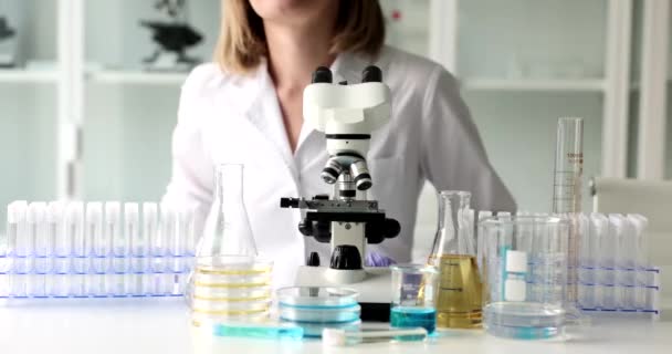 Naukowiec Wychodzi Codziennej Pracy Laboratorium Zakończenie Badań Laboratoryjnych — Wideo stockowe