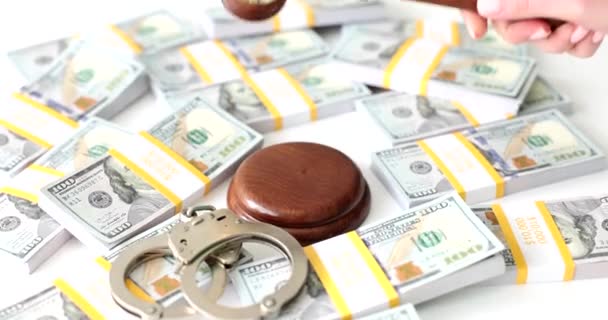Yargıç Tokmağı Bir Tomar Doların Yanında Kelepçeledi Yolsuzluk Mali Suçlar — Stok video
