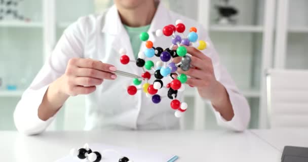Kvinna Vetenskapsman Kemist Framför Molekyl Kemiskt Laboratorium Elektriskt Neutral Partikel — Stockvideo