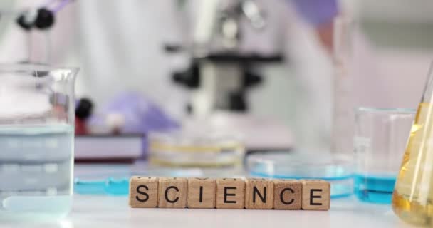 Wortwissenschaft Wird Mit Holzwürfeln Auf Dem Labortisch Gesammelt Mikroskopische Laborgläser — Stockvideo