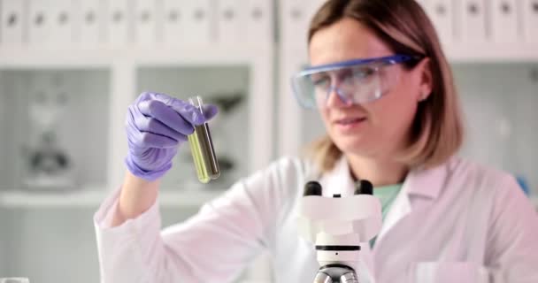Scienziato Conduce Test Laboratorio Olio Liquido Giallo Scuro Provetta Concetto — Video Stock