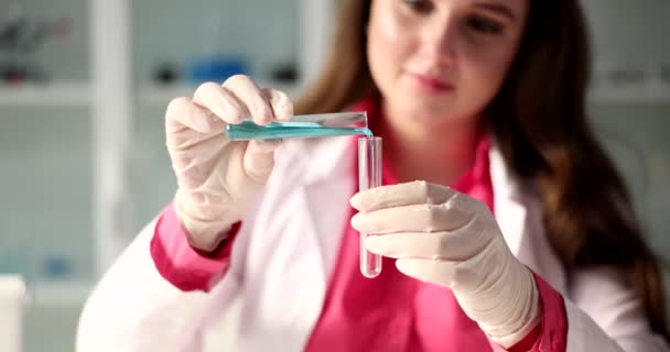 Cientista Fêmea Derrama Líquido Azul Tubo Ensaio Estudo Líquidos Tóxicos — Vídeo de Stock