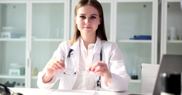 Porträt Einer Jungen Ärztin Mit Brille Der Hand Der Klinik — Stockvideo