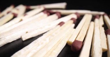 İnce ahşap kibritler, kızıl sülfür başıyla. Ateşe dikkat et.