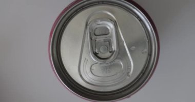 Açık alüminyum kutu sodaya yakın çekim. Alüminyum çekme sekmesi