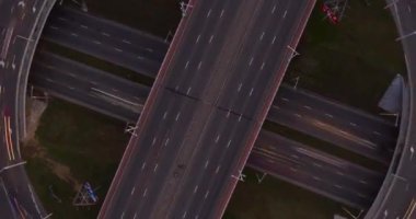 Ring şeridinde ve binalarda güzel bir araba trafiği manzarası. Akşamları İHA 'dan yol ayrımı