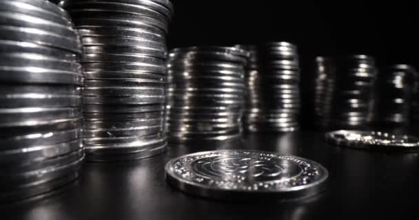 Стійки Срібних Монет Чорному Тлі Концепція Інвестицій Накопичення Грошей — стокове відео