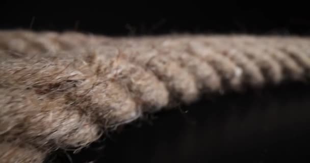 黒の背景に茶色のロープのコイル ポリアミド編組ロープ — ストック動画