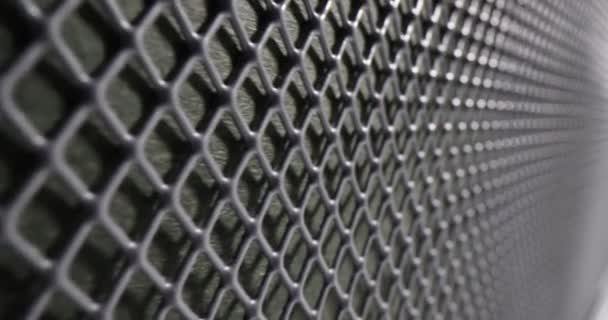グレーは 金属メッシュ産業の背景を穿孔 暗い正方形のメッシュとテクスチャ — ストック動画