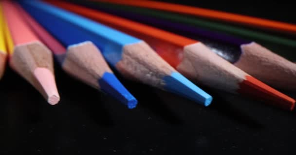 Koyu Arkaplanda Çok Renkli Kalem Uçları Çizim Eğitim Için Kalemler — Stok video