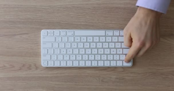 Beyaz Klavyedeki Parmak Basma Tuşları Bilgisayarı Yeniden Başlat — Stok video