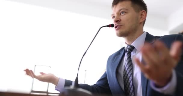 Homem Fala Frente Microfone Explica Estratégia Negócios Orador Apresenta Material — Vídeo de Stock