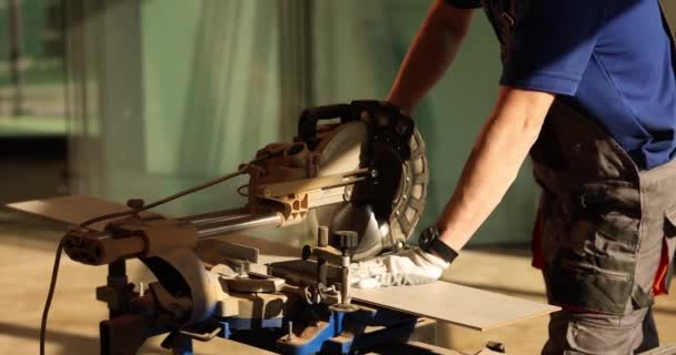Flooring Master Cuts Laminate Board Manual Circular Saw Master Flooring — Stock Video