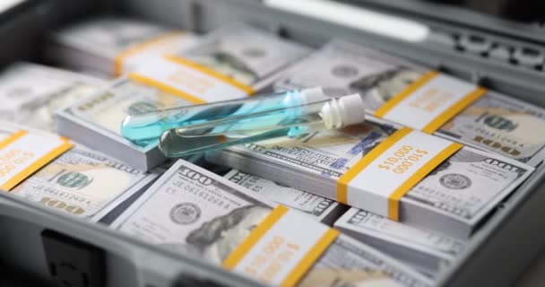 装有液体的试管装在一包钞票上以备不时之需 非法销售毒药或疫苗 — 图库视频影像