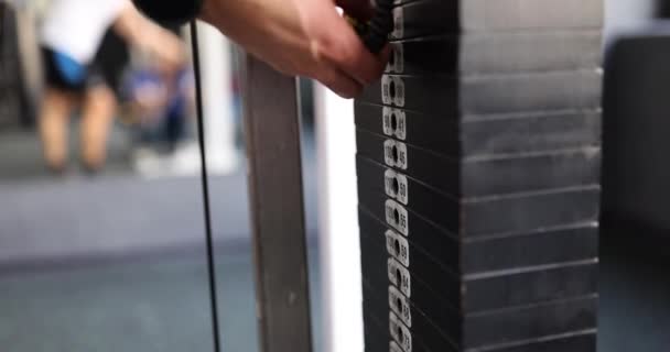 Pria Tangan Memilih Berat Gym Tumpukan Peralatan Binaraga Dengan Skala — Stok Video