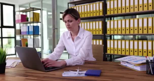 Zaměřená Žena Dívá Obrazovku Notebooku Sleduje Statistiky Manažer Studující Účetní — Stock video