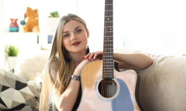 Kadın Gitarist Müzik Sanatçısı Portre. Çekici Kafkas Kadın Holding Enstrüman. Genç Besteci Couch Head ve Omuzlar Ön Shot oturun. Güzel Müzisyen Kız Kamera bakıyor